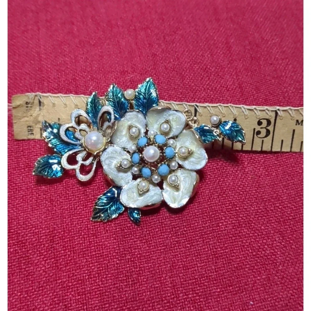 Vintage Monet Enamel Green & White Flower Brooch Pin, Gold Tone & Faux Pearl‎